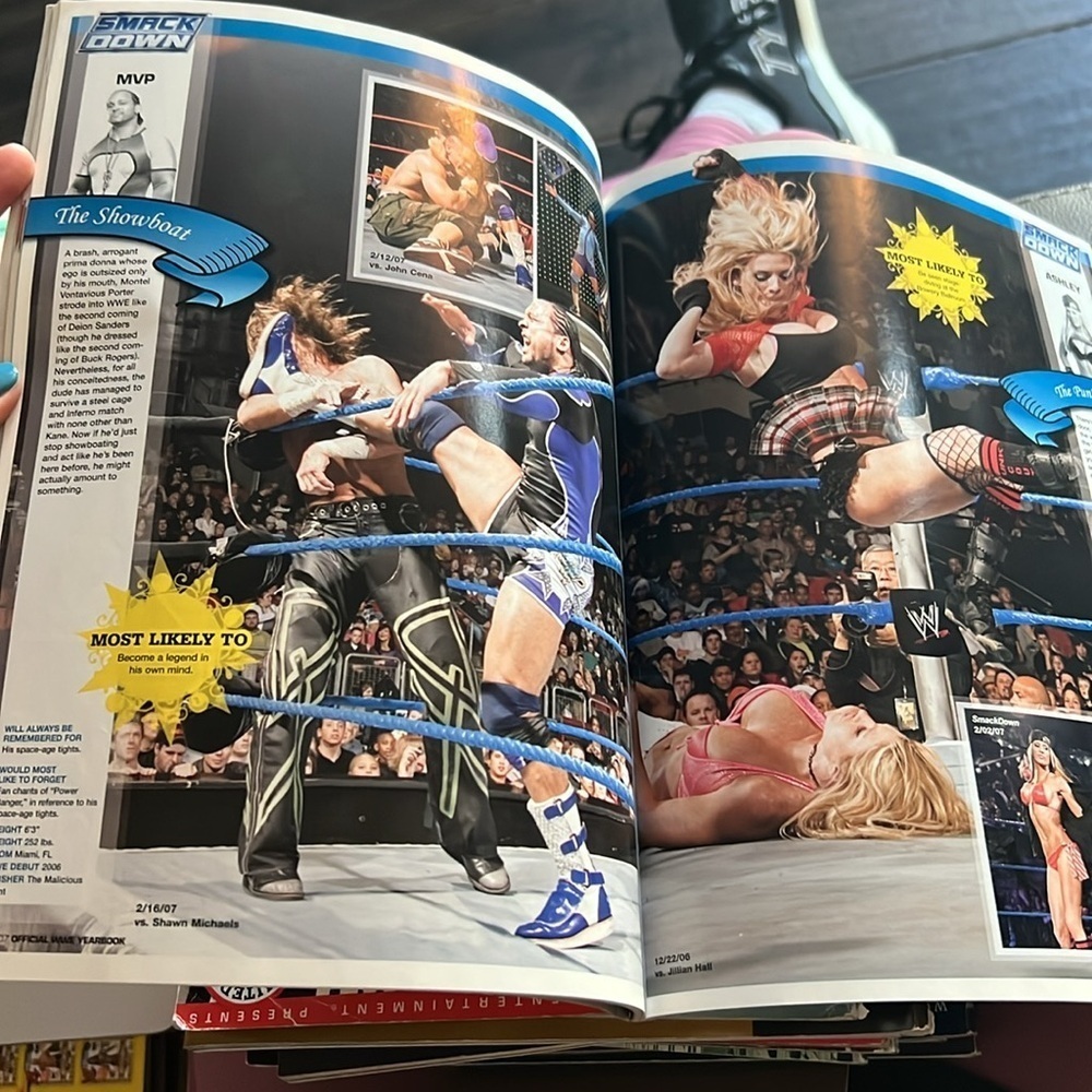 WWE Superstar Yearbook 2007 Edition - Picture 2 of 4